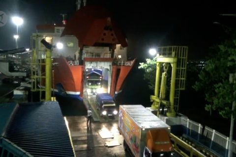 Penumpang kapal merosot hingga 50 persen