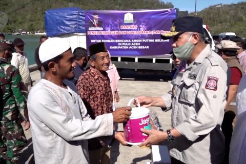 Korban angin puting beliung di Aceh terima bantuan material rumah