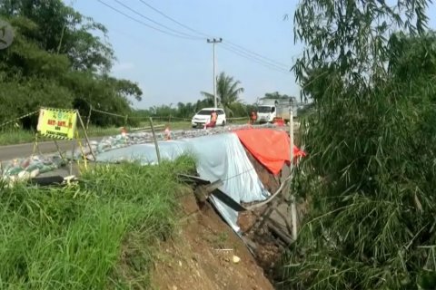 Jalan penghubung Lebak-Bogor ambles tergerus longsor