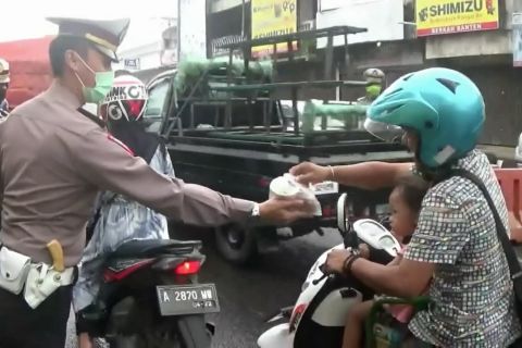 Sambil operasi, Polres Pandeglang bagi bagi takjil gratis