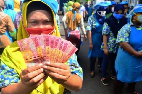 THR sendat, pengamat sebut tingkat konsumsi menurun 50 persen