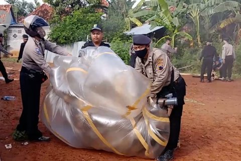Bahayakan penerbangan, polisi razia balon udara