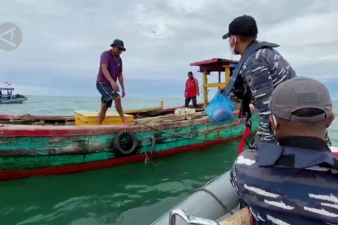 KRI Siwar 646 salurkan bantuan bagi nelayan di Selat Malaka
