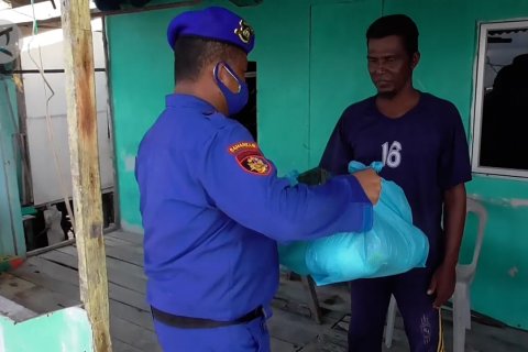 Paket sembako Polairud Polda Kepri untuk Suku Laut