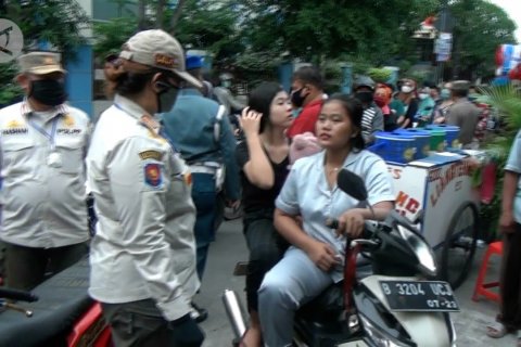 Satpol PP sita KTP pelanggar PSBB 