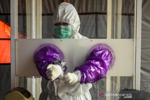 Petugas medis mempersiapkan APD sebelum Rapid dan Swab Test ASN