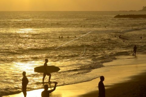 Wisatawan Tetap Kunjungi Pantai Meski Ditutup