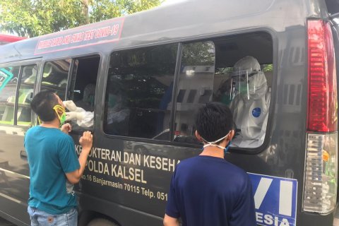 Bid Dokkes Polda Kalsel tes swab PCR 313 warga Banjarmasin