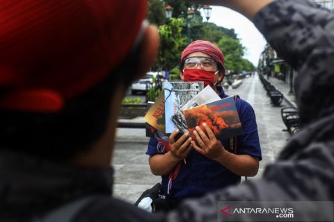 Jurnalis Foto jual buku untuk bantu warga terdampak COVID-19
