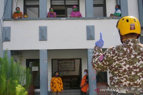 Tagana hibur penghuni mes karantina COVID-19