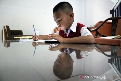 Siswa di Makassar ikuti ujian akhir sekolah dari rumah