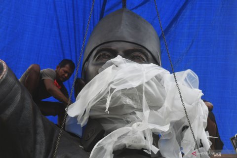 Pemasangan patung raksasa Soekarno di Palu