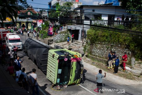 Truk aspal terguling di Bandung
