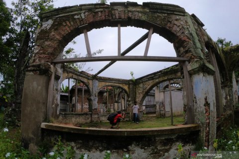 Bangunan cagar budaya Rumah Batu terbengkalai