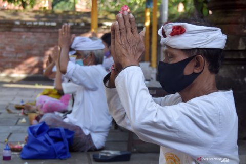 Sembahyang Hari Tumpek Wayang, umat Hindu minta wabah COVID-19 cepat berakhir