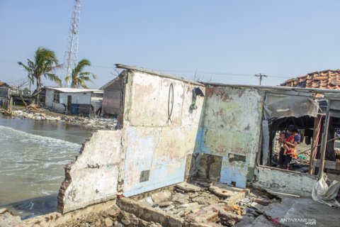 Antisipasi korban jiwa, warga terdampak abrasi pantai di Karawang akan direlokasi