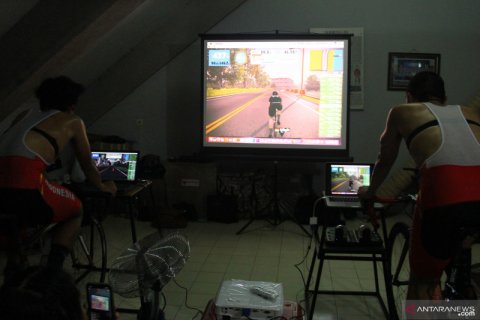 Atlet balap sepeda timnas Indonesia tetap berlatih saat pandemi COVID-19