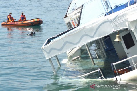 Kapal karam di pelabuhan Padangbai Bali