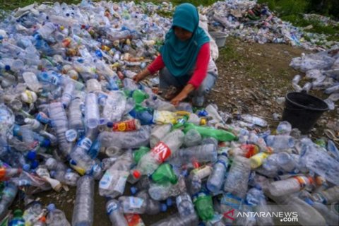 Pekerja limbah plastik di Palu