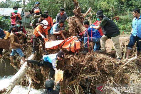 Evakuasi korban tanah longsor Rumbia