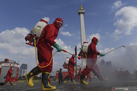 Petugas lakukan disinfeksi Monas jelang dibuka kembali