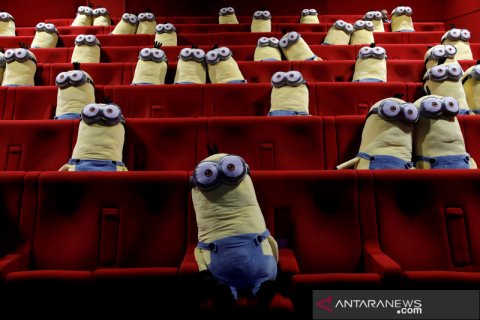 Boneka Minion jadi pembatas jarak penonton bioskop