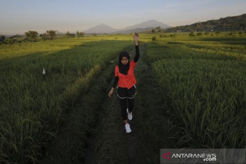 Melihat latihan mandiri atlet Para Atletik Karisma Evi Tiarani