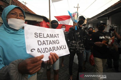 Sambutan warga untuk pasien yang sembuh dari COVID-19