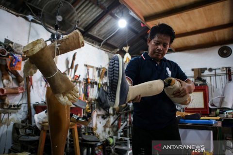 Pembuatan kaki palsu untuk penyandang disabilitas