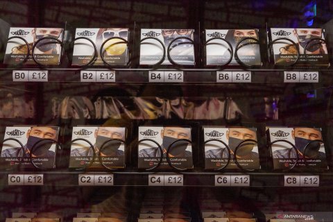 Mesin penjual masker otomatis di London
