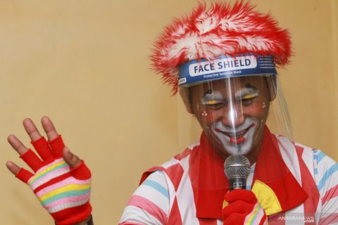 Badut sulap gunakan pelindung wajah