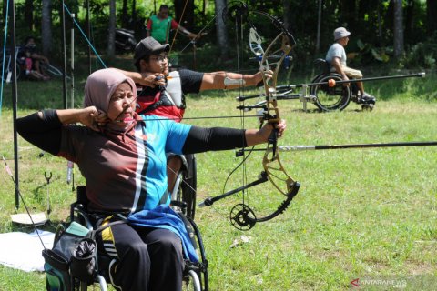 Latihan atlet paralimpik panahan