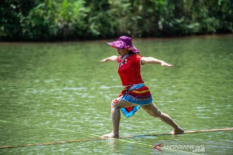 Seni meniti bambu di atas air