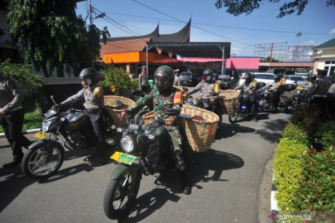 Polisi bagikan beras dalam rangka HUT Bhayangkara