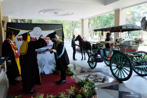 UNS wisuda secara drive thru