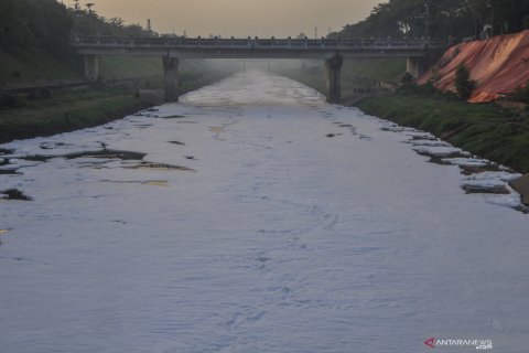 Limbah busa di Kanal Banjir Timur