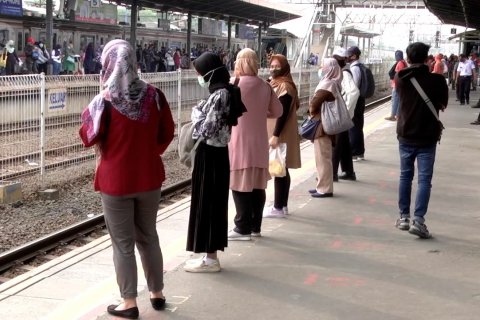 Saat pengguna KRL di Stasiun Tanah Abang berjejer rapi