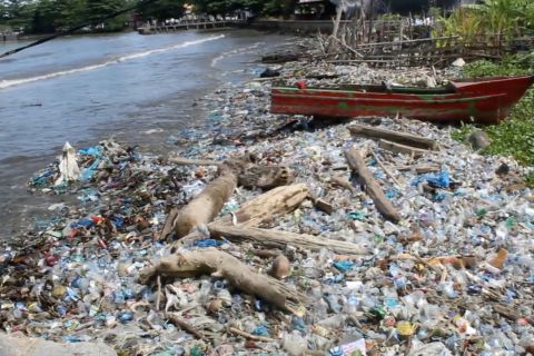 Sampah plastik cemari pantai di Aceh Barat