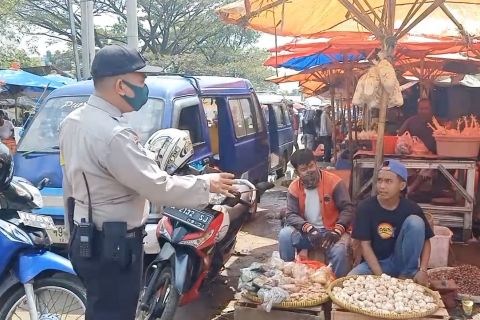 Petugas disiplinkan masyarakat patuhi&nbsp;protokol kesehatan