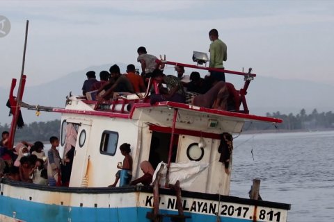 Evakuasi warga rohingya yang terdampar di perairan Aceh