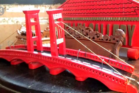 Kreasi miniatur jembatan Ampera dari limbah kayu bekas