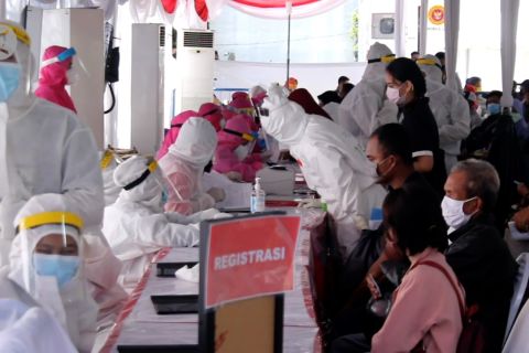 Transisi normal baru di pusat perbelanjaan Surabaya