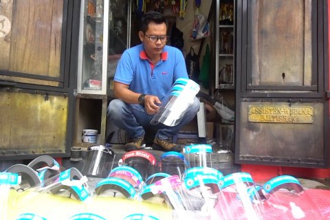Perajin pelindung wajah kini tengah kebanjiran pesanan