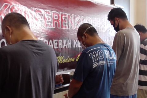 Polda Kepri amankan 4 tersangka baru penggelapan ratusan mobil