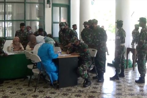 Ratusan anggota Kodim 0601 Pandeglang jalani tes cepat COVID-19