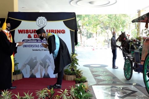 UNS gelar wisuda drive thru menggunakan transportasi ramah lingkungan
