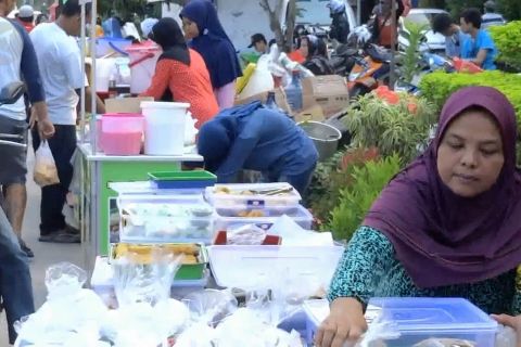 Disperindag Kota Cilegon salurkan bantuan dana stimulus bagi PKL dan IKM