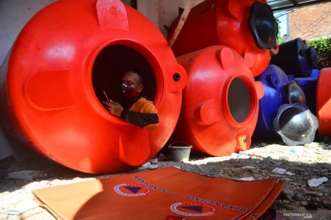 Relawan BPBD isolasi diri di tangki air