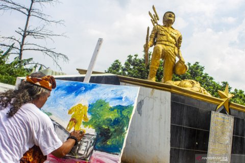 Aksi melukis monumen sejarah