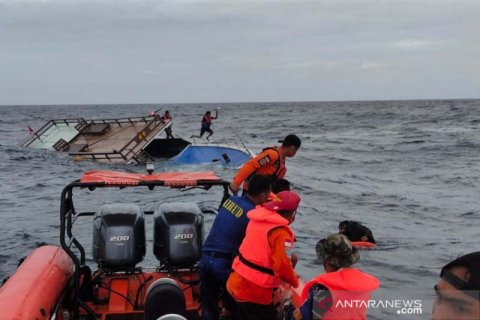 Evakuasi penumpang kapal tenggelam di perairan Malaoge Buton